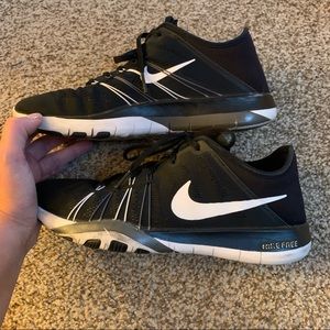 🖤 Nike Black & White Free Run Size 8 🖤
